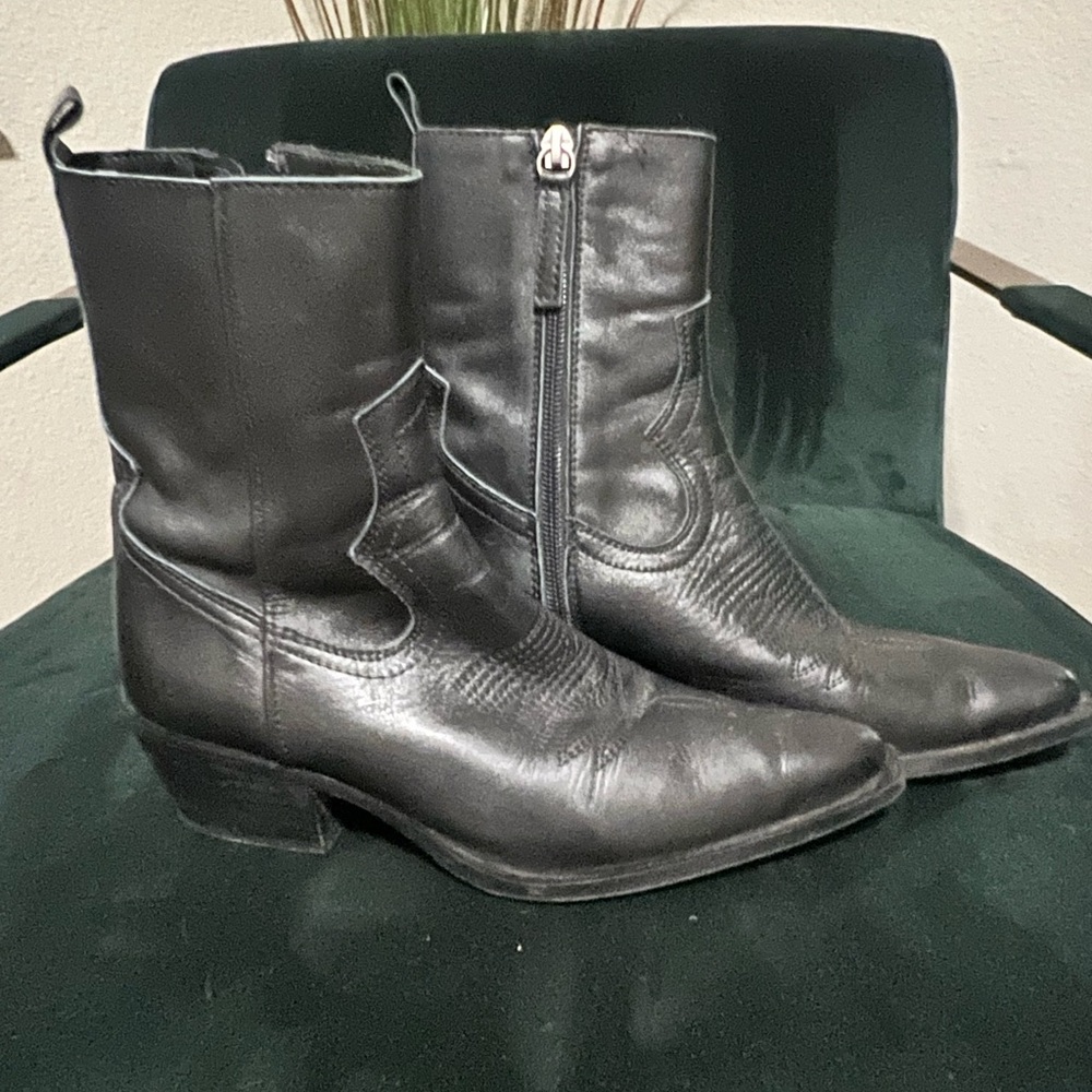 Black cowgirl boots. Snip toe with embroidery